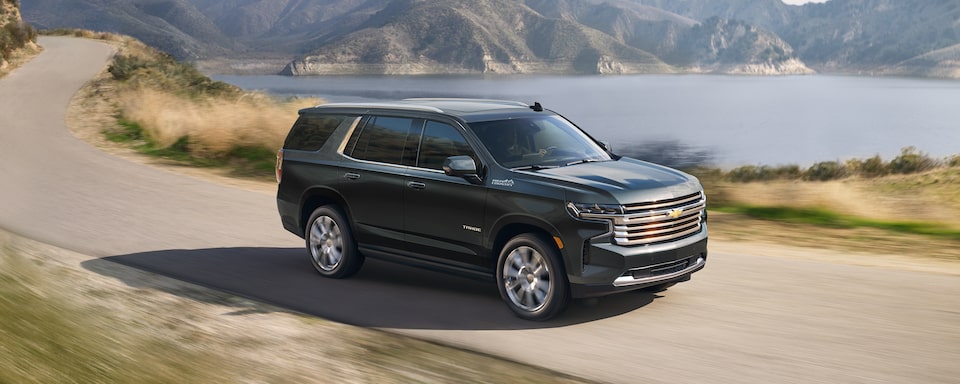 Vista de conducción de costado del exterior de la SUV Chevrolet Tahoe 2022 de tamaño completo