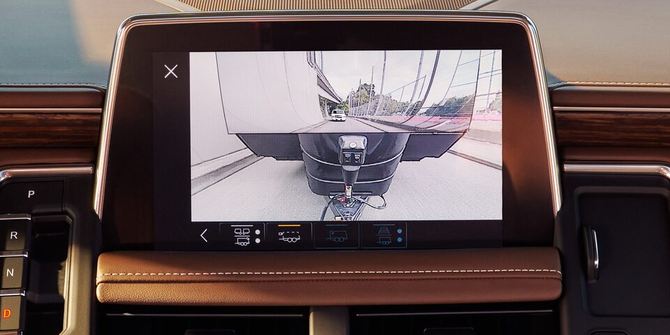 Vista de la cámara trasera en la pantalla táctil en el interior de la SUV Chevrolet Tahoe 2022 de tamaño completo