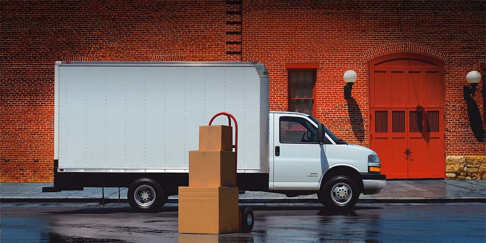 Chevy Express Cutaway Van 2023: Vista lateral en ángulo
