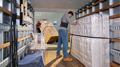 Hombre cargando materiales en una Chevy Low Cab Forward