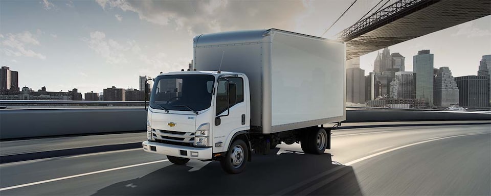 La Low Cab Forward circulando por una autopista vacía en la ciudad