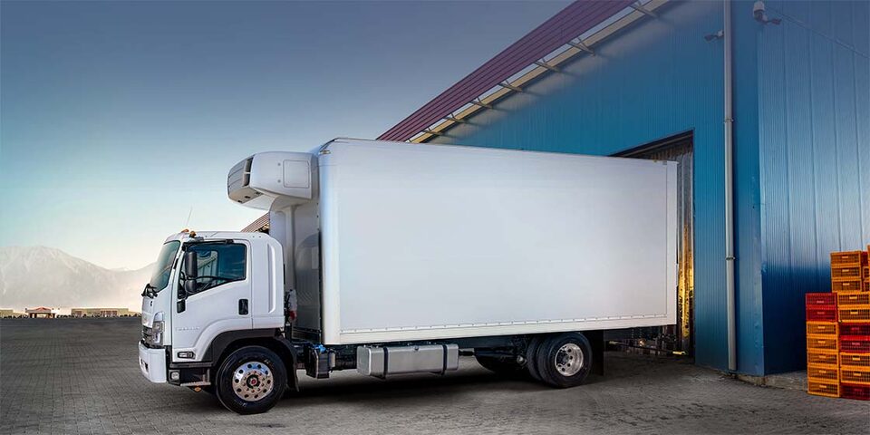 La Chevy Low Cab Forward 2023 en un depósito