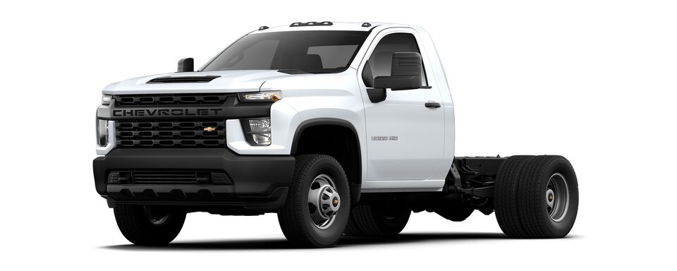 Vista frontal lateral exterior de la Chevrolet Silverado 3500 HD chasis con cabina 2023