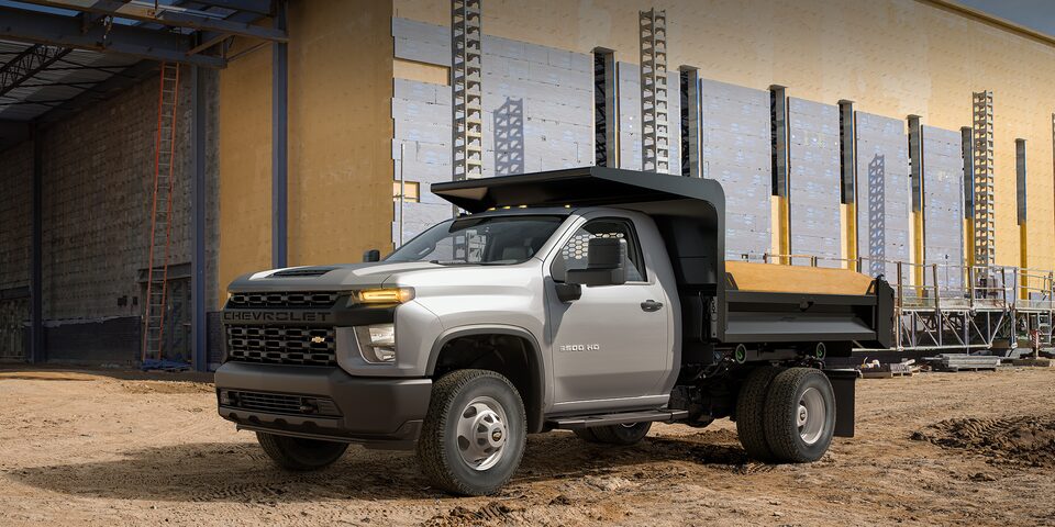 Desempeño externo de la Chevrolet Silverado 3500 HD chasis con cabina 2023 con volquete