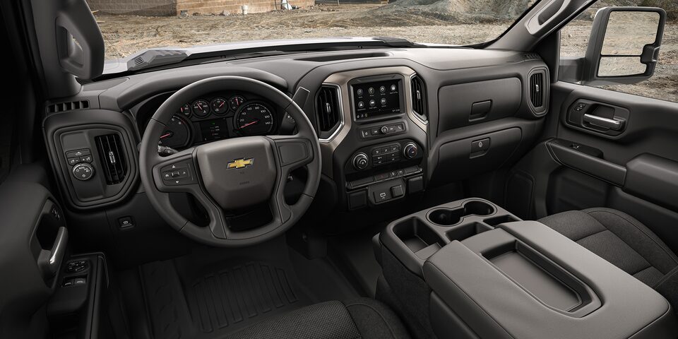 Tablero interno y pantalla táctil de infoentretenimiento de Chevrolet Silverado 3500 HD chasis con cabina 2023
