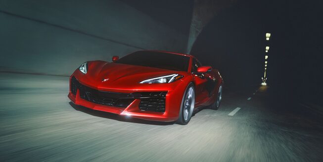 Un Corvette Z06 2023 saliendo de un túnel a alta velocidad