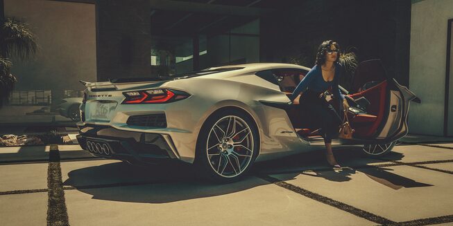Una mujer saliendo del lado del pasajero de un Corvette Z06 2023