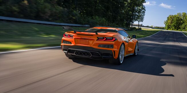 Un Corvette Z06 2023 circulando por una carretera