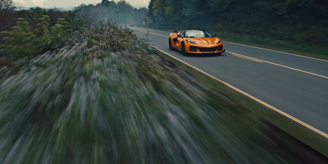 El Corvette Z06 2023 acelerando por una carretera de montaña