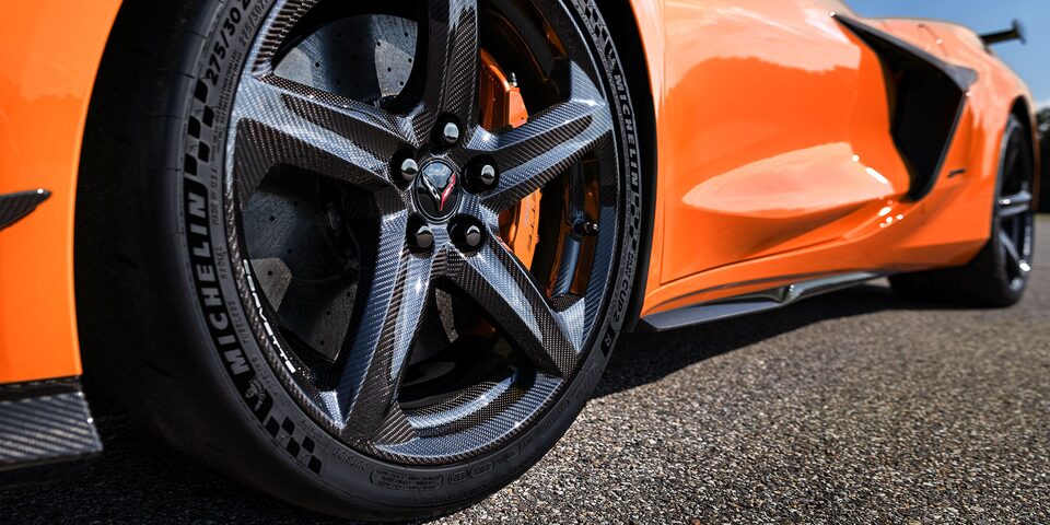 Los frenos delanteros de 6 pistones estándares del Corvette Z06 2023