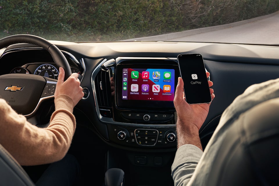 2023 Chevrolet Traverse Mid Side SUV Interior Infotainment System with Apple Carplay