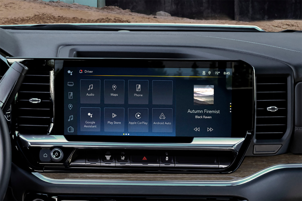 Pantalla táctil en el interior de la Chevy Silverado 3500 chasis con cabina 2024
