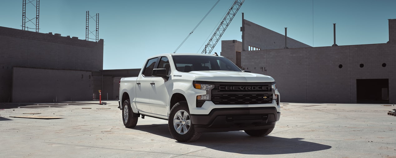 Chevrolet Silverado 2024 estacionada en un lugar de trabajo con texto superpuesto "Silverado 2024"