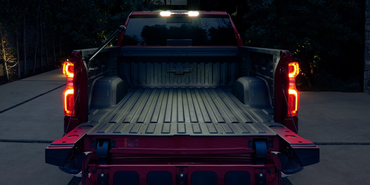 Vista de la caja y la puerta trasera bajada de una camioneta Chevrolet Silverado