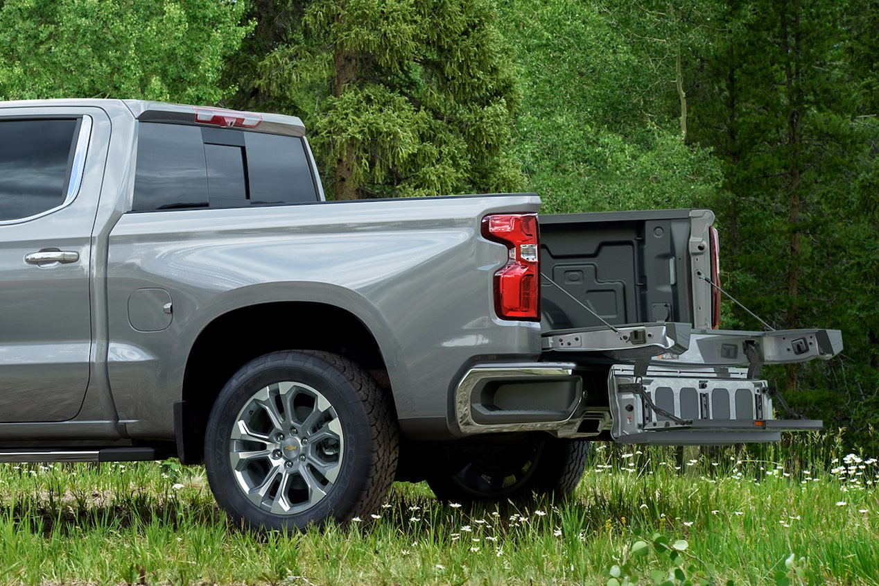 Chevrolet Silverado 2024 estacionada en el pasto con la puerta trasera bajada