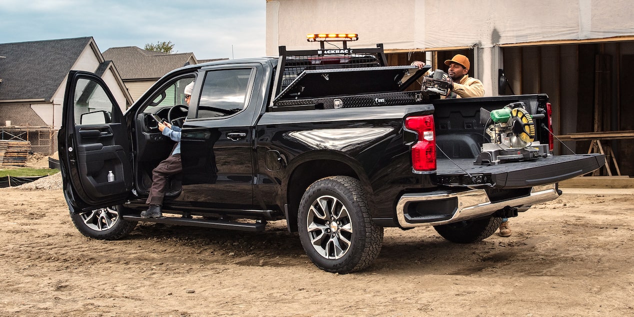 Trabajadores de la construcción sacando maquinaria de una camioneta Chevrolet Silverado 2024