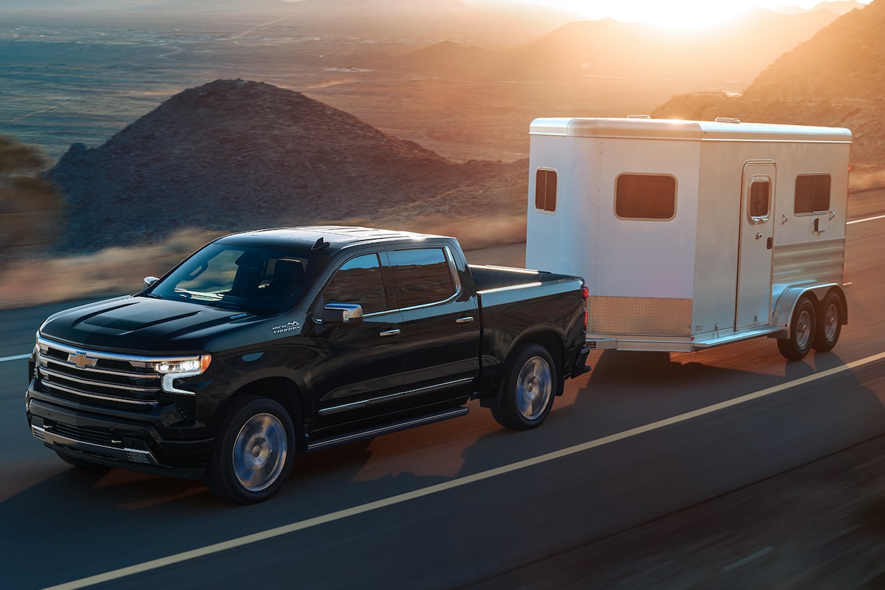 Chevrolet Silverado 2024 circulando por autopista con un pequeño remolque