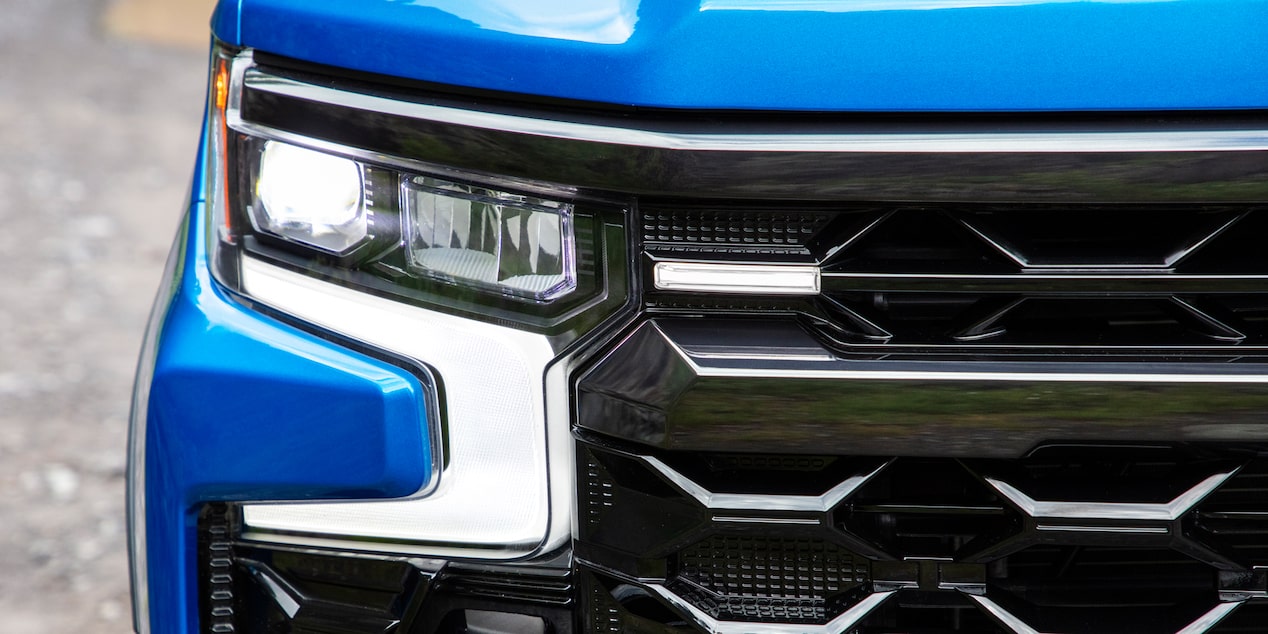 Primer plano del faro delantero de una Chevrolet Silverado 2024