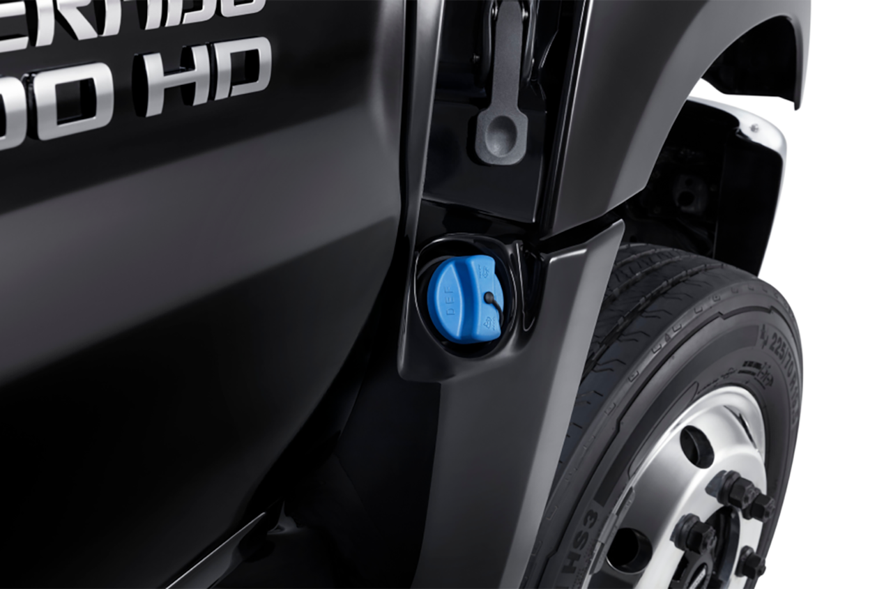 Silverado con chasis con cabina: Relleno del líquido para escape diesel