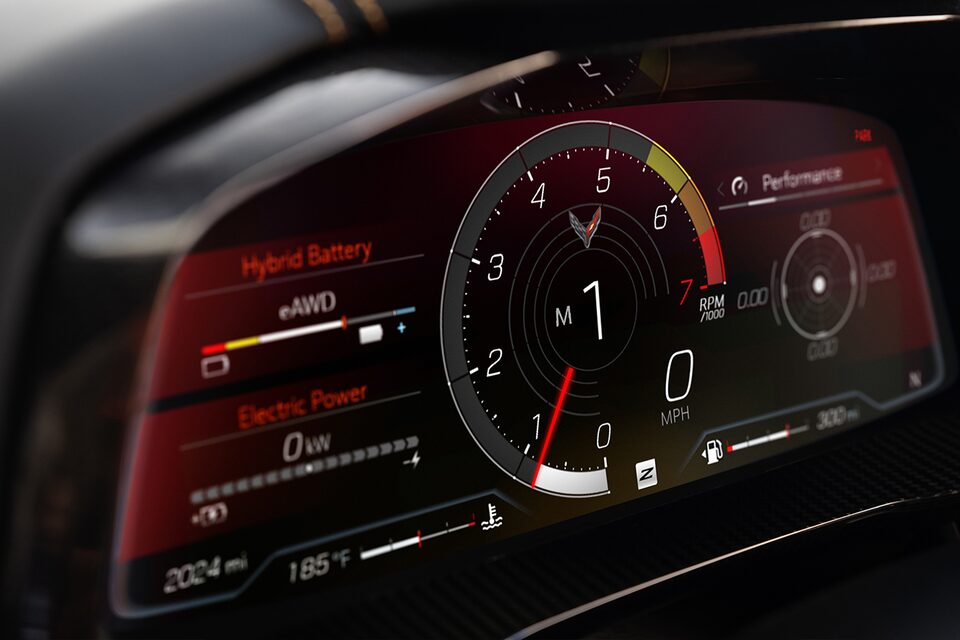 Vista de la pantalla del centro de información al conductor en el interior del Chevrolet Corvette E-Ray 2024