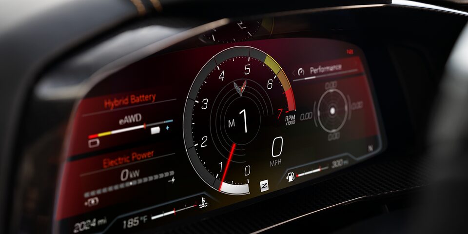 Vista de la pantalla del centro de información al conductor en el interior del Chevrolet Corvette E-Ray 2024