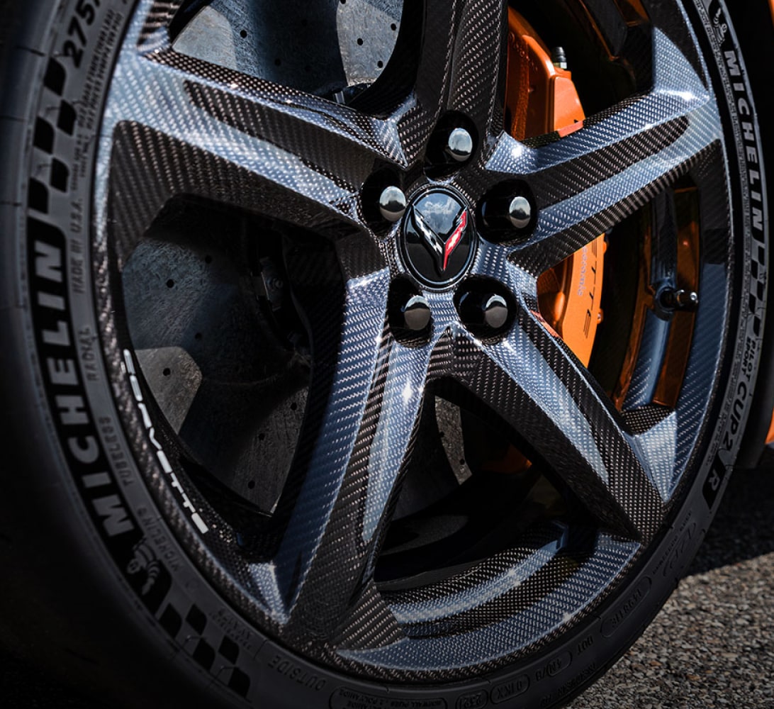 Los frenos delanteros de 6 pistones estándares del Corvette Z06 2024