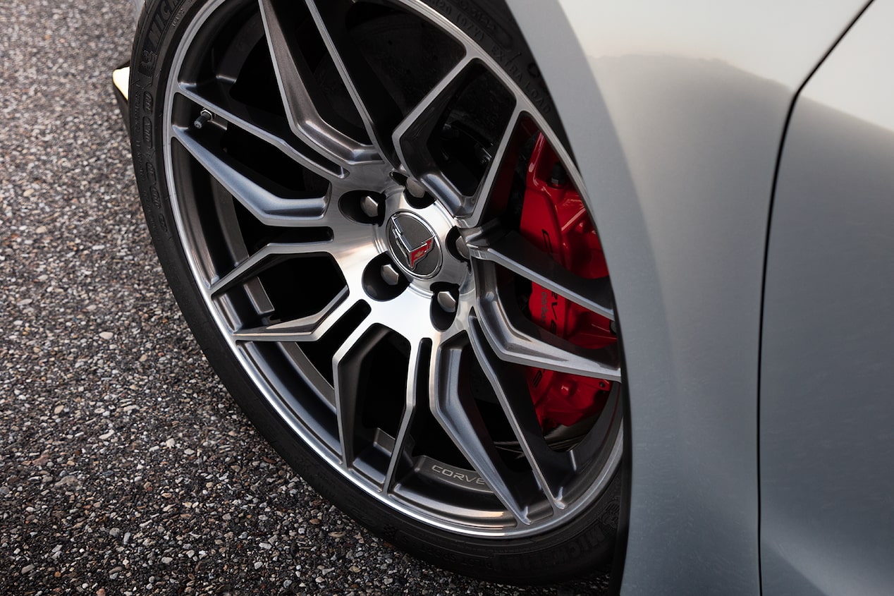 Los rines y neumáticos más anchos del Corvette Z06 2024