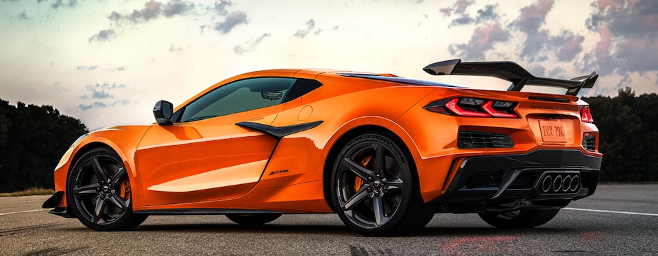 El Corvette Z06 2024 quemando caucho en un camino abierto