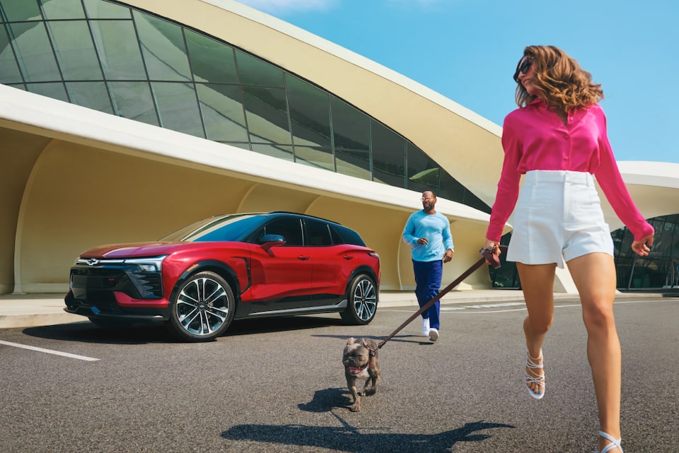 Una pareja alejándose de su Chevy Blazer EV