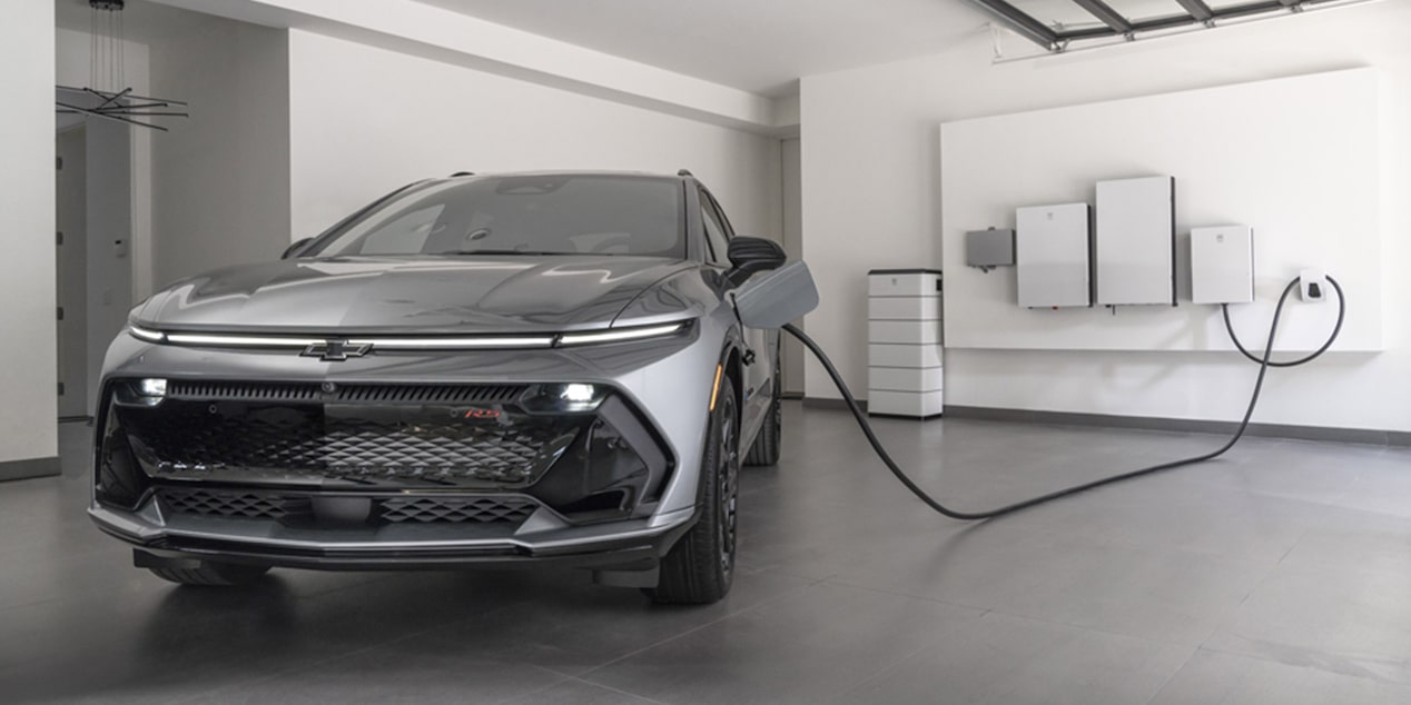 Equinox EV cargándose en un garaje