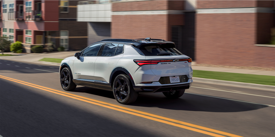 Imagen de la Chevy Equinox EV 2024 circulando por una calle urbana