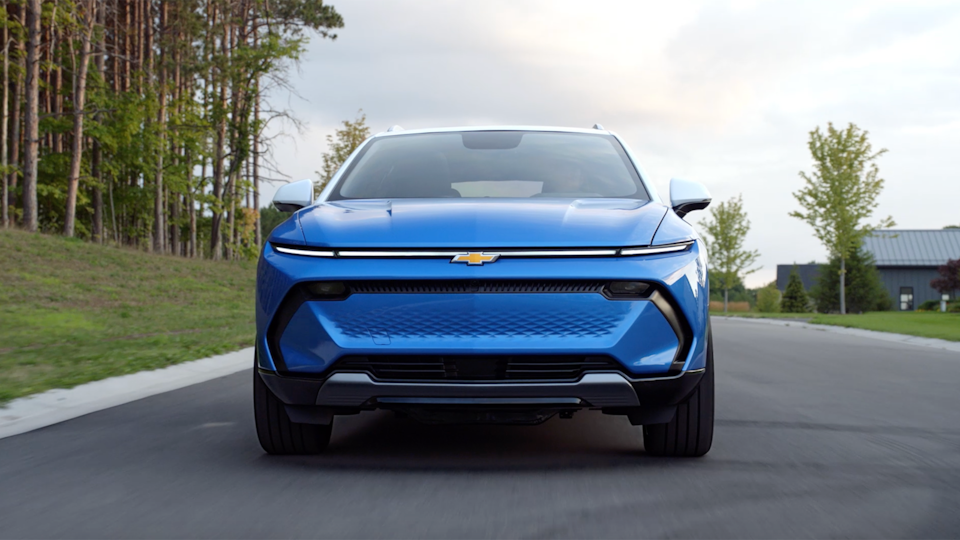 Video corto de la Chevy Equinox EV 2024 circulando por una calle