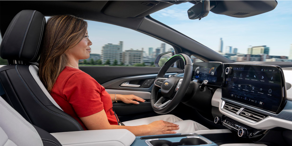 Vista del lado del copiloto del interior de la Chevy Equinox EV 2024