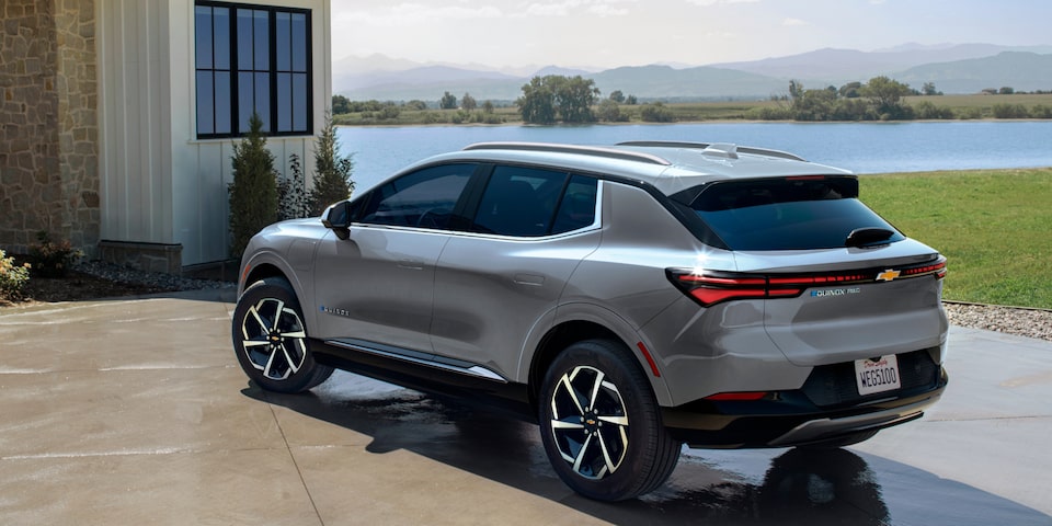 Vista de la Chevy Equinox EV 2024 estacionada frente a una casa