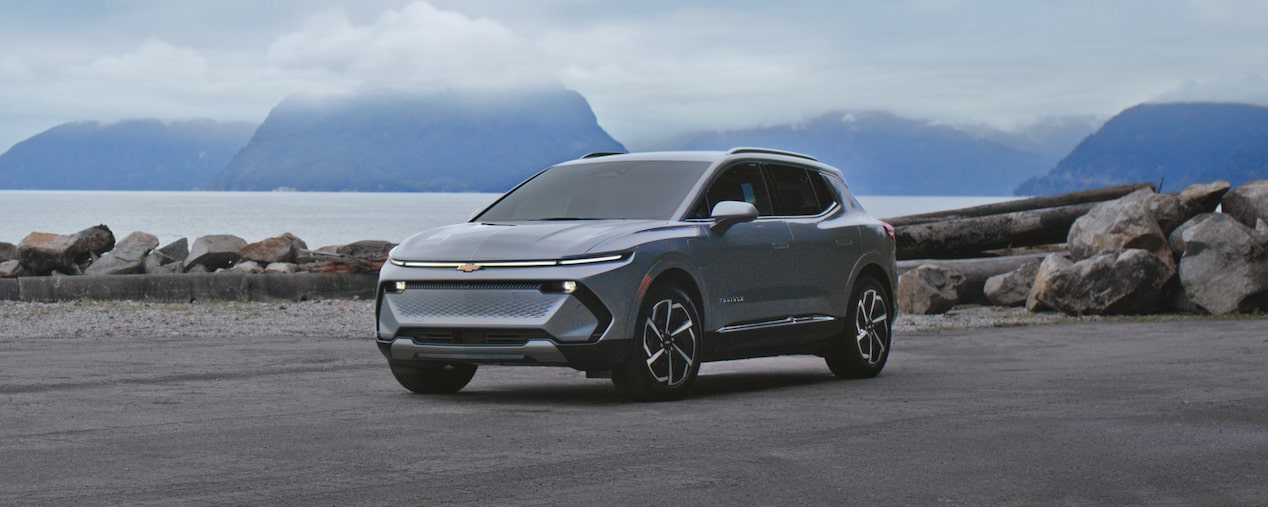 Una vista de Chevrolet Equinox EV 2024 estacionada en la playa