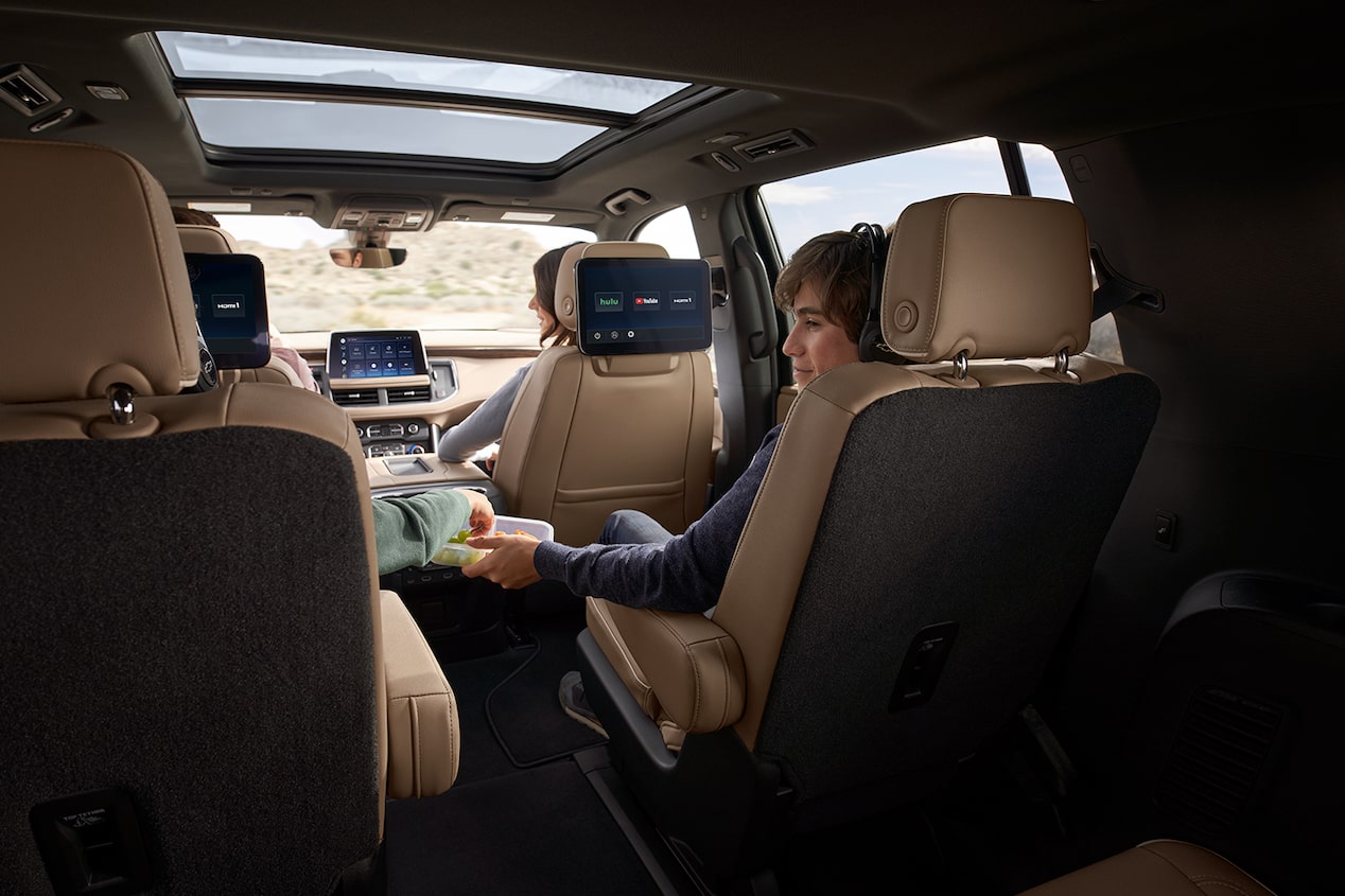 Dos niños disfrutando de la espaciosa cabina de la Chevy Suburban modelo 24