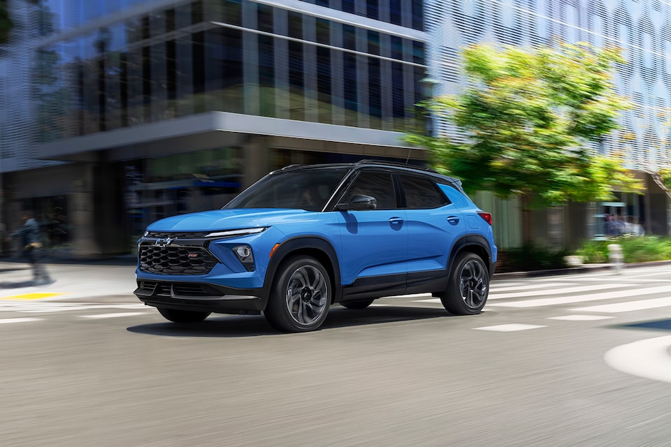 Vista de la Chevrolet Trailblazer 2024 atravesando el centro de la ciudad