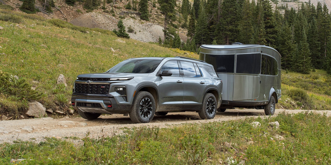 La Chevy Traverse 2024 remolcando una casa rodante a través de un camping