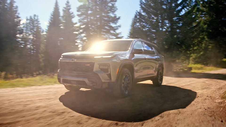 Una Chevy Traverse 2024 circulando por un camino de tierra polvoriento