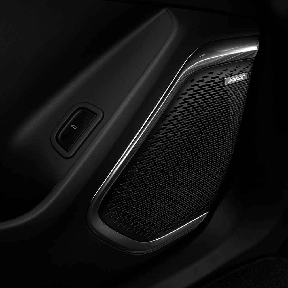 Bocina en el panel de la puerta en el interior de la Chevy Traverse 2024