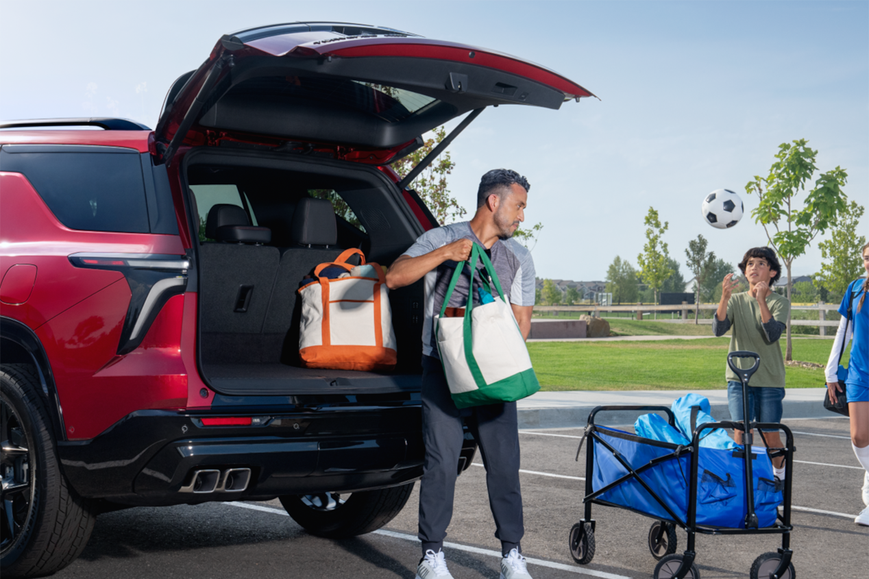 Un hombre llena su cajuela con equipo de fútbol en su Chevy Traverse 2024