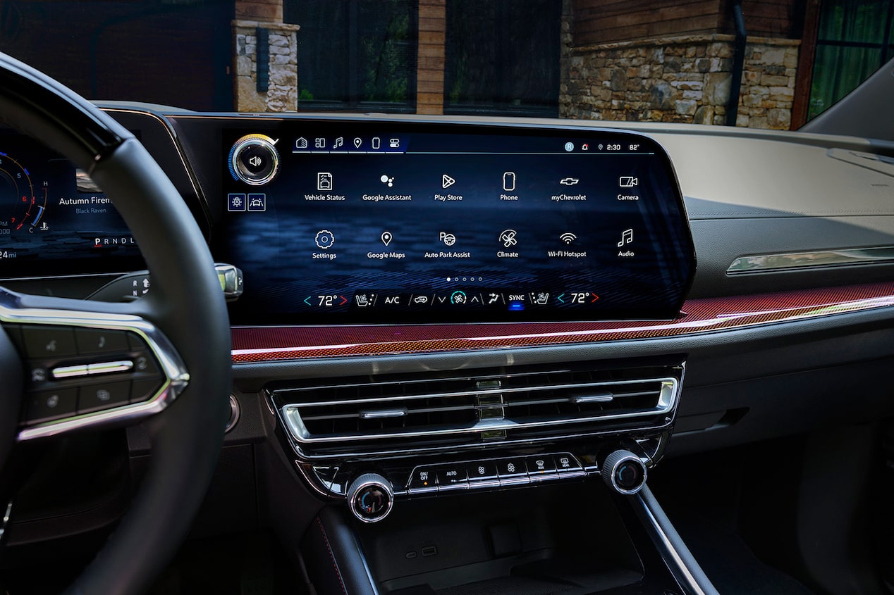 Pantalla táctil de infoentretenimiento en el interior de la Chevy Traverse 2024