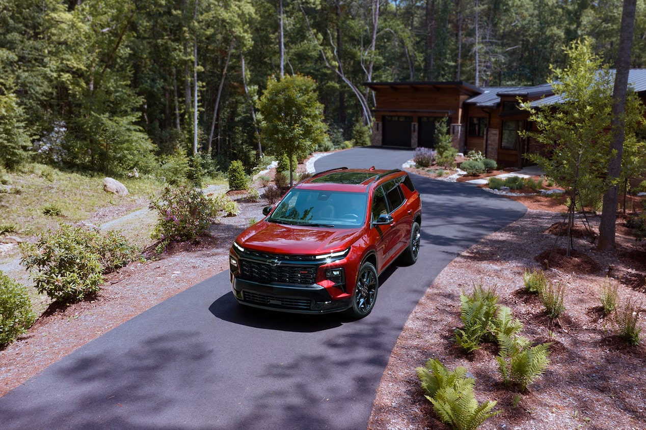 Chevy Traverse 2024 estacionada en la entrada de una cabaña