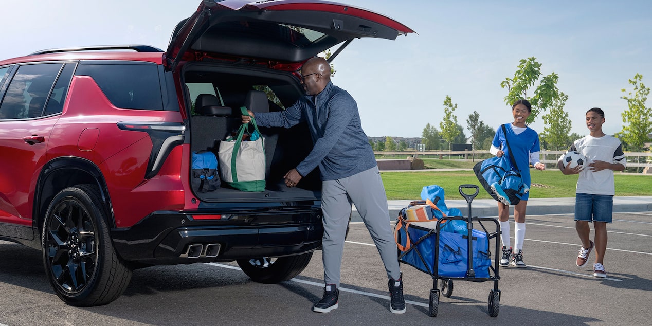 Un hombre llena su cajuela con equipo de fútbol en su Chevy Traverse 2024