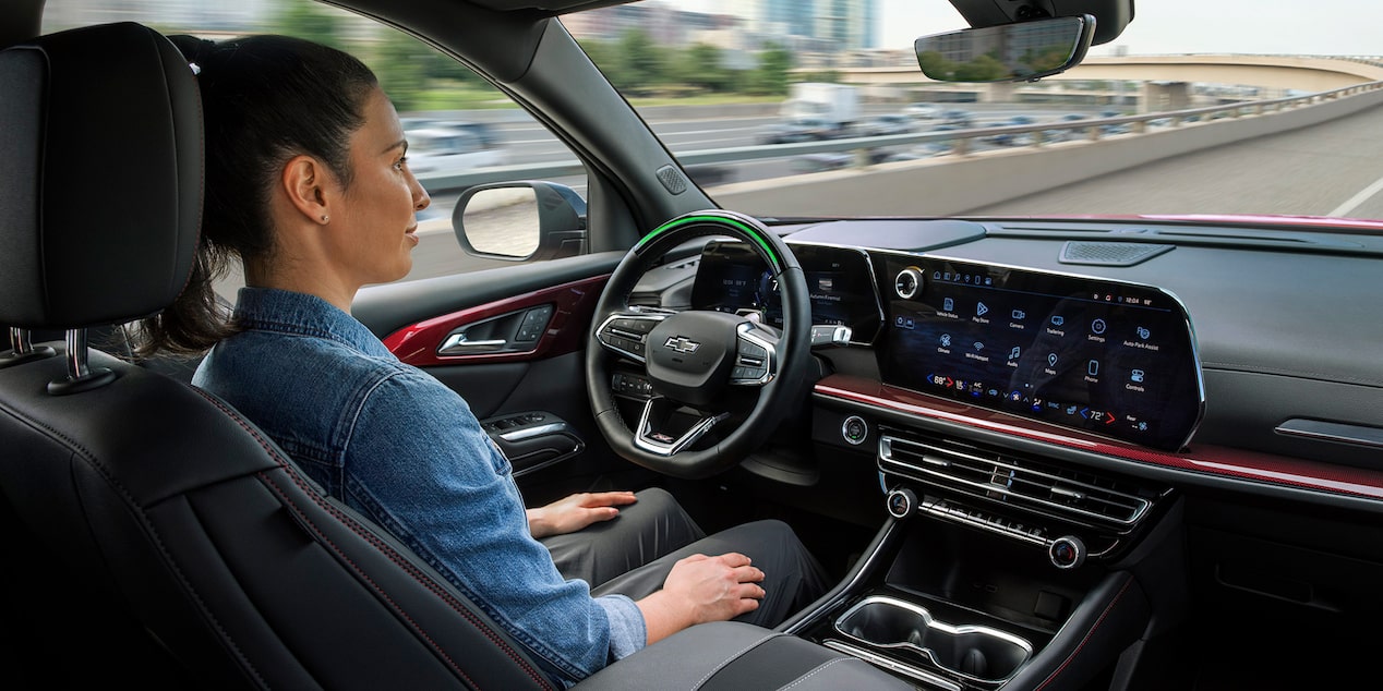 Una mujer utiliza la tecnología Super Cruise en el interior de su Chevy Traverse 2024