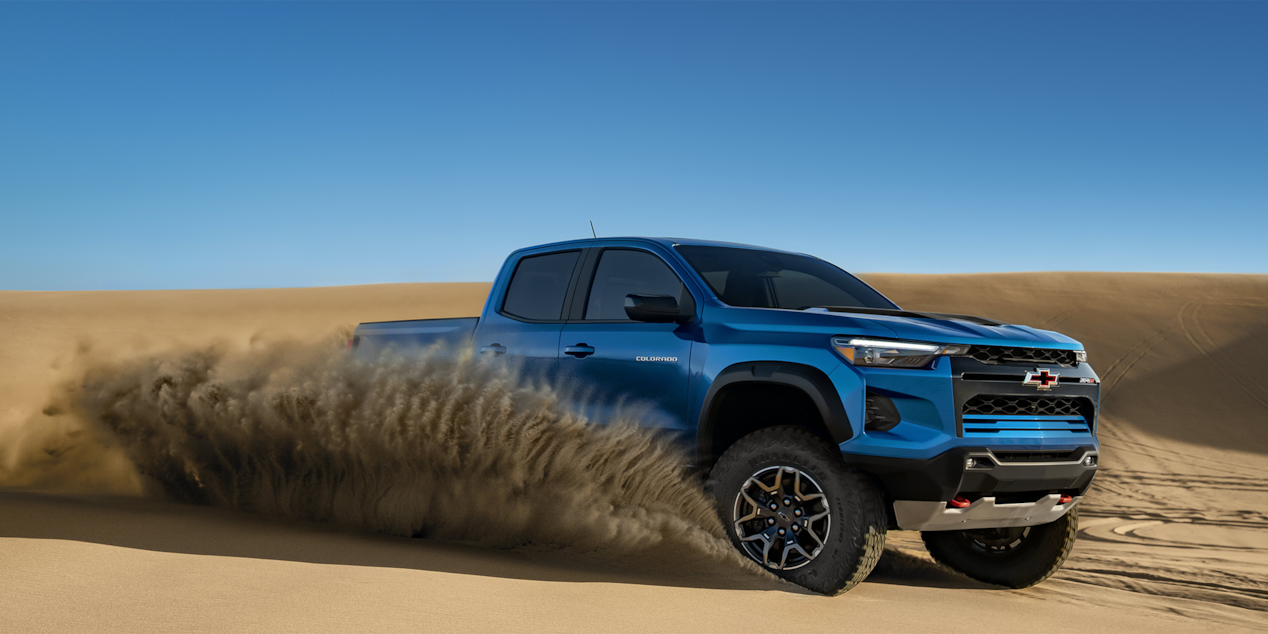 La Chevy Colorado circulando sobre empinadas dunas