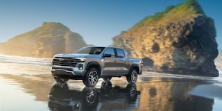 La Chevy Colorado circulando junto a la orilla al atardecer