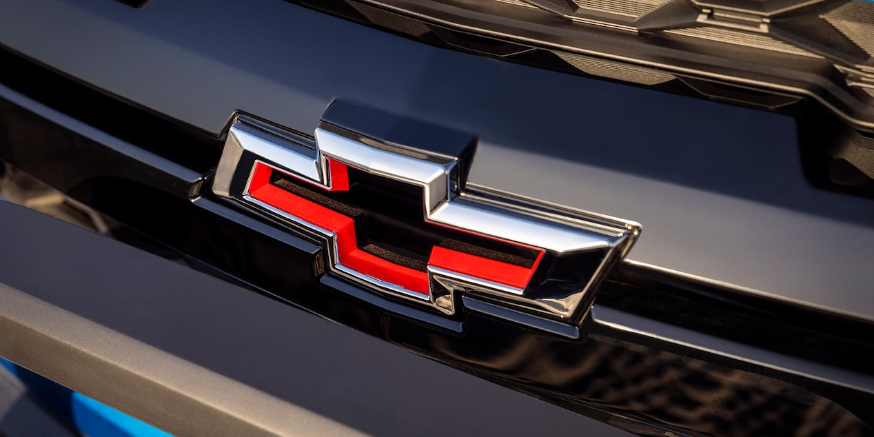 Primer plano del logotipo Chevy en la Colorado