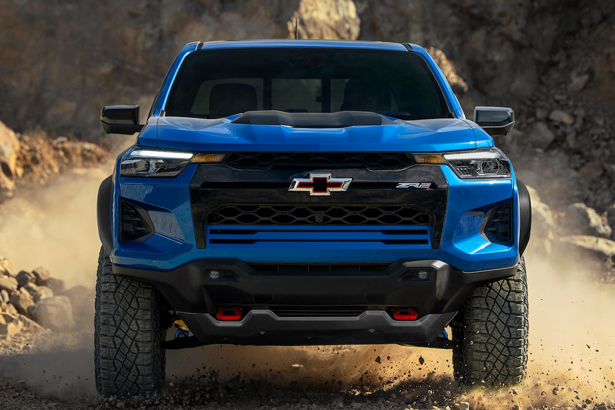 Un primer plano del extremo delantero de la Chevy Colorado con un fondo desértico de montaña