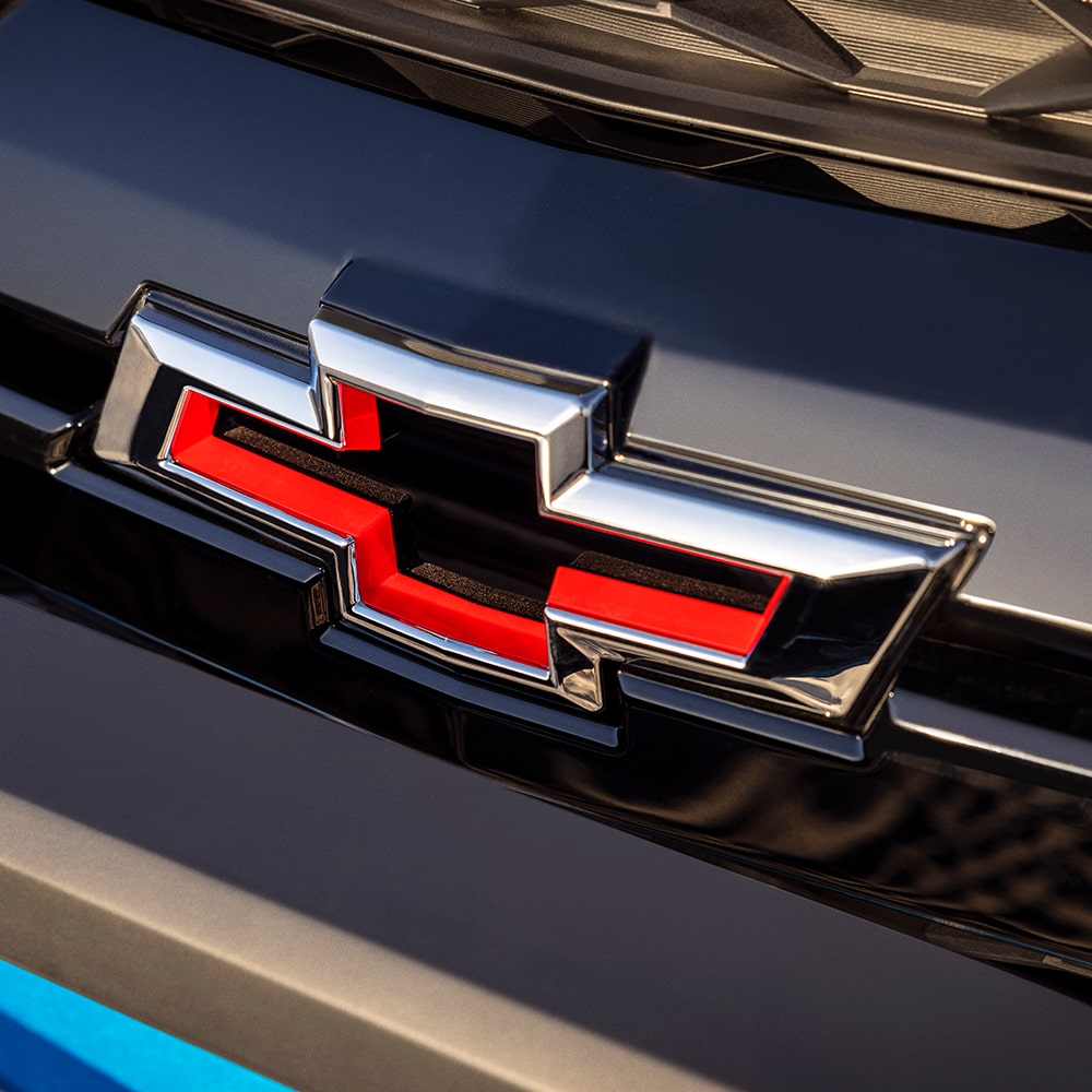Primer plano del logotipo Chevy en la Colorado